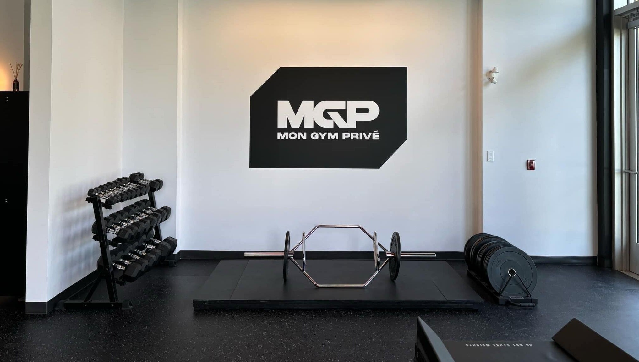 Salle de gym moderne à MON GYM PRIVÉ, Montréal, Québec, CA avec équipements de musculation.