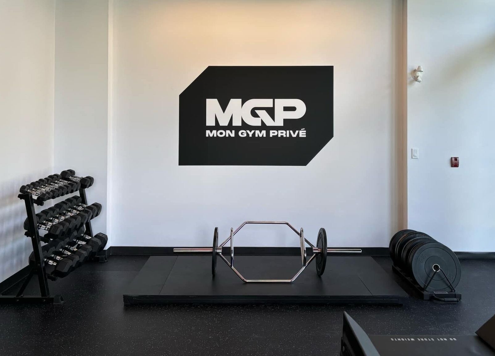 Salle de gym moderne à MON GYM PRIVÉ, Montréal, Québec, CA avec équipements de musculation.