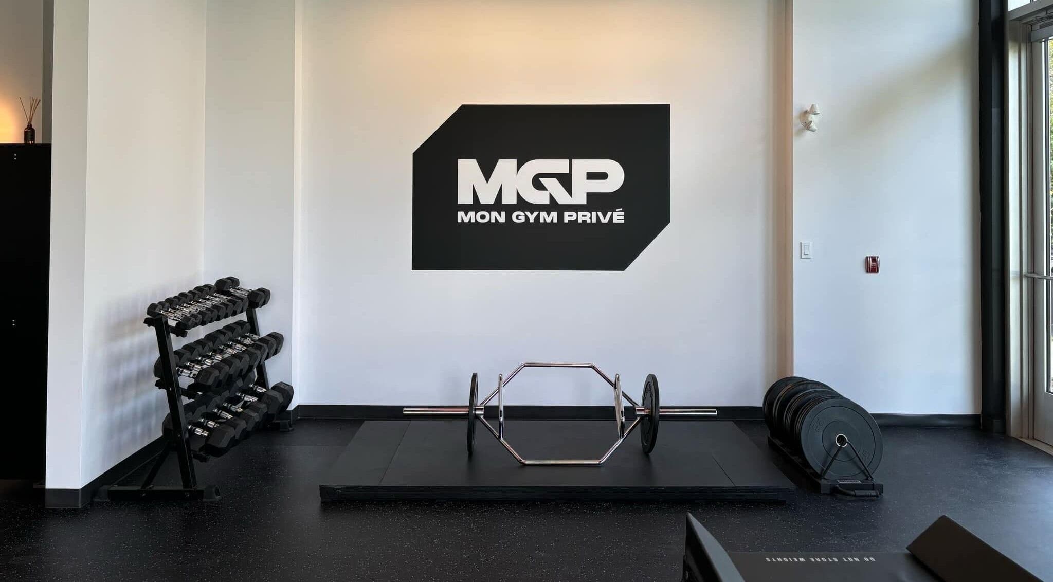 Salle de gym moderne à MON GYM PRIVÉ, Montréal, Québec, CA avec équipements de musculation.