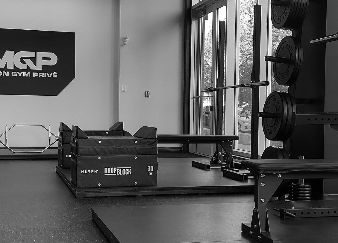 Salle de sport moderne à MON GYM PRIVÉ à Montréal, Québec, CA, équipée de matériel de musculation.
