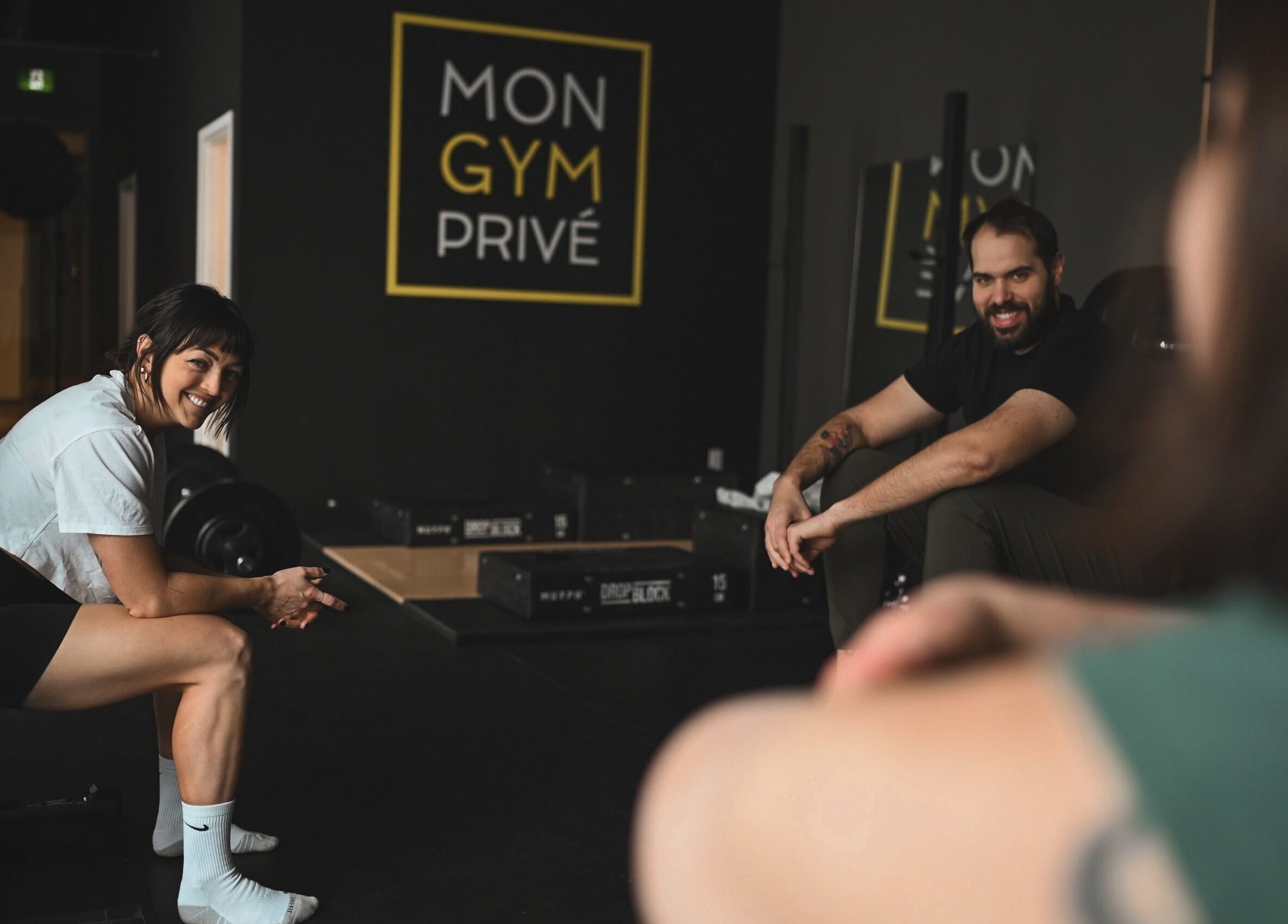 Personnes souriantes à MON GYM PRIVÉ, Montréal, Québec, CA, créant une ambiance amicale.