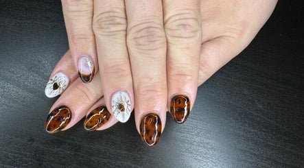 The Flying Nail Tech