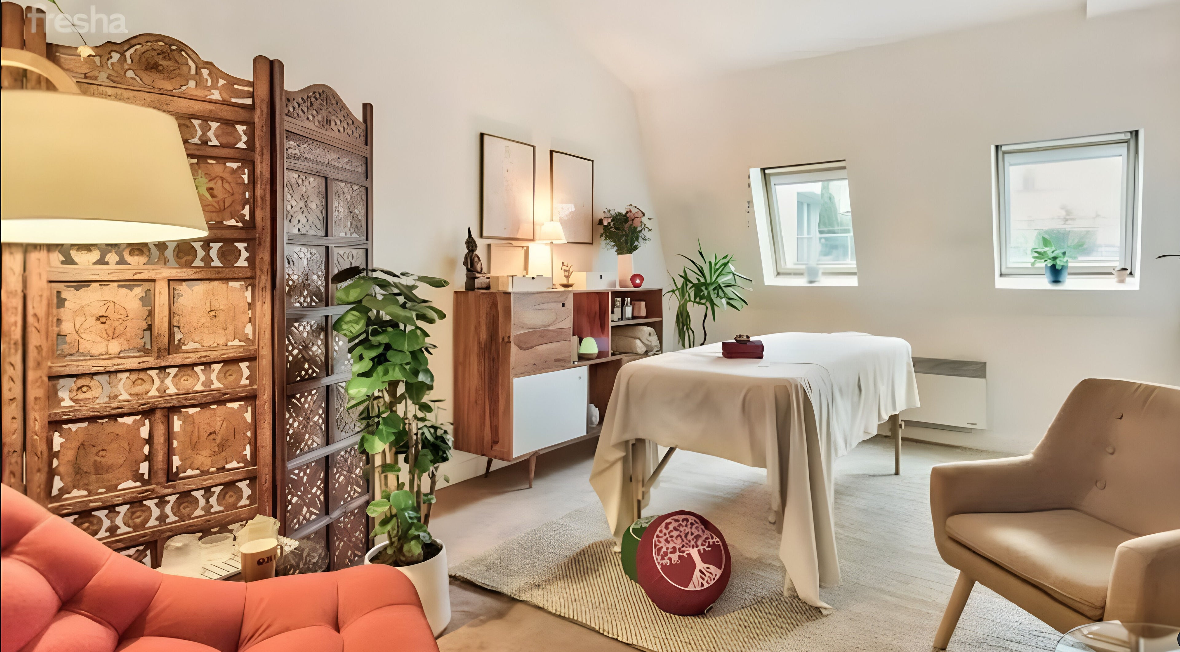 Salle de bien-être au Le Studio Mass'Fly Paris, Paris, Île-de-France, FR, avec table de massage et décor apaisant.