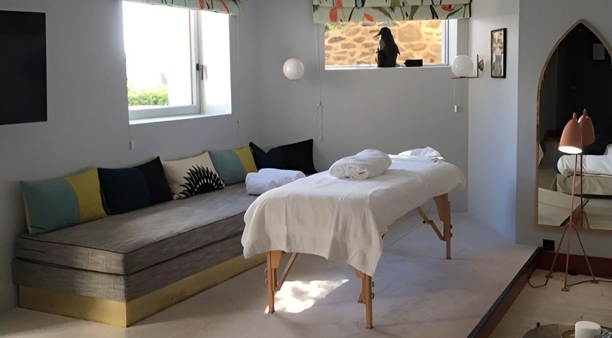 Salle de massage relaxante à Le Studio Mass'Fly Paris, Paris, Île-de-France, FR avec table et coussins.