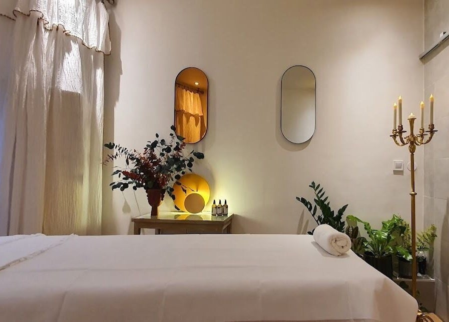 Salle de massage élégante à Le Studio Mass'Fly Paris, Paris, Île-de-france, FR avec bougies et plantes.