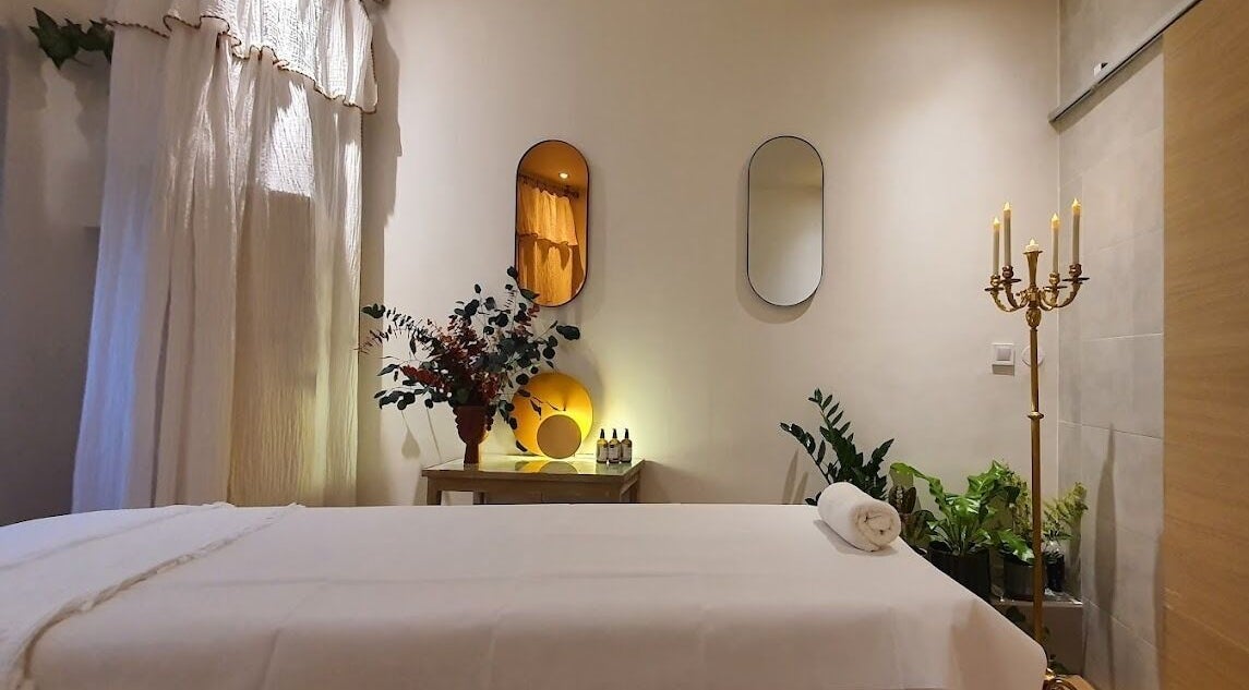 Salle de massage élégante à Le Studio Mass'Fly Paris, Paris, Île-de-france, FR avec bougies et plantes.
