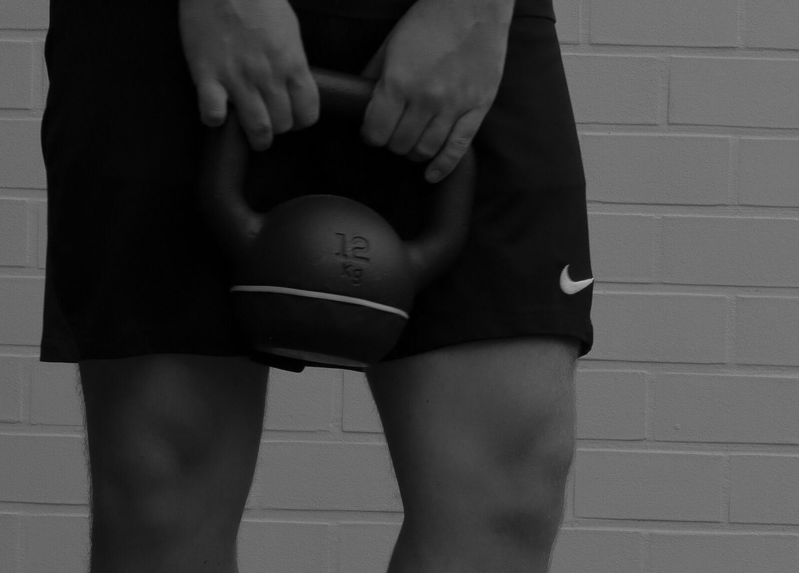 Persoon met kettlebell van 12 kg bij Seppt, Eeklo, Vlaams Gewest, BE. Ideaal voor krachttraining.