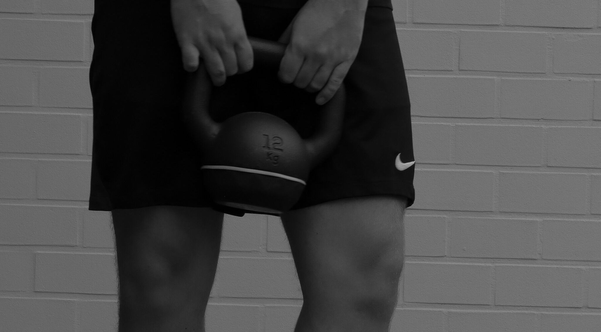 Persoon met kettlebell van 12 kg bij Seppt, Eeklo, Vlaams Gewest, BE. Ideaal voor krachttraining.