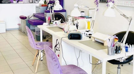 Интериор на ReStart Beauty, София, Област София, BG, с просторна зона за маникюр и модерно обзавеждане.
