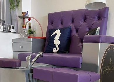 Луксозен педикюр стол в ReStart Beauty, София, Област София, BG, с декорация от морски кон.