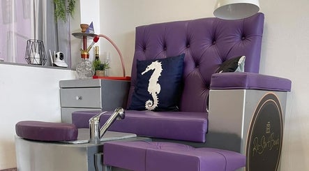 Луксозен педикюр стол в ReStart Beauty, София, Област София, BG, с декорация от морски кон.