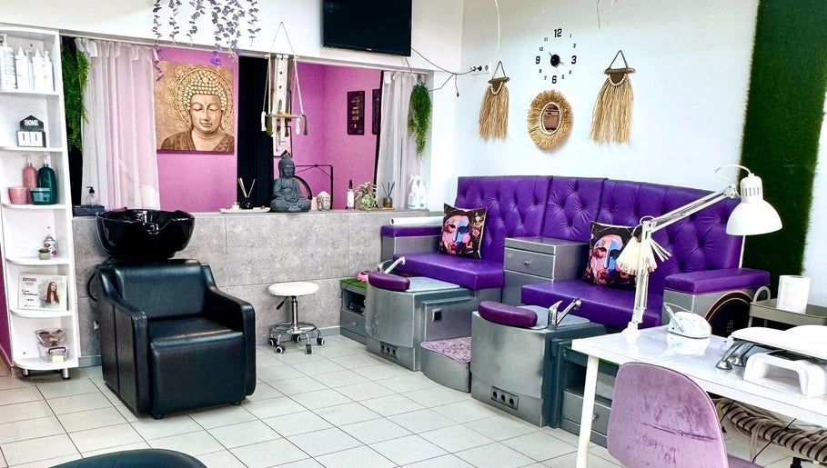 Интериор на Re-Start Beauty в София, Област София, BG, със стилен будистки декор и модерни мебели.