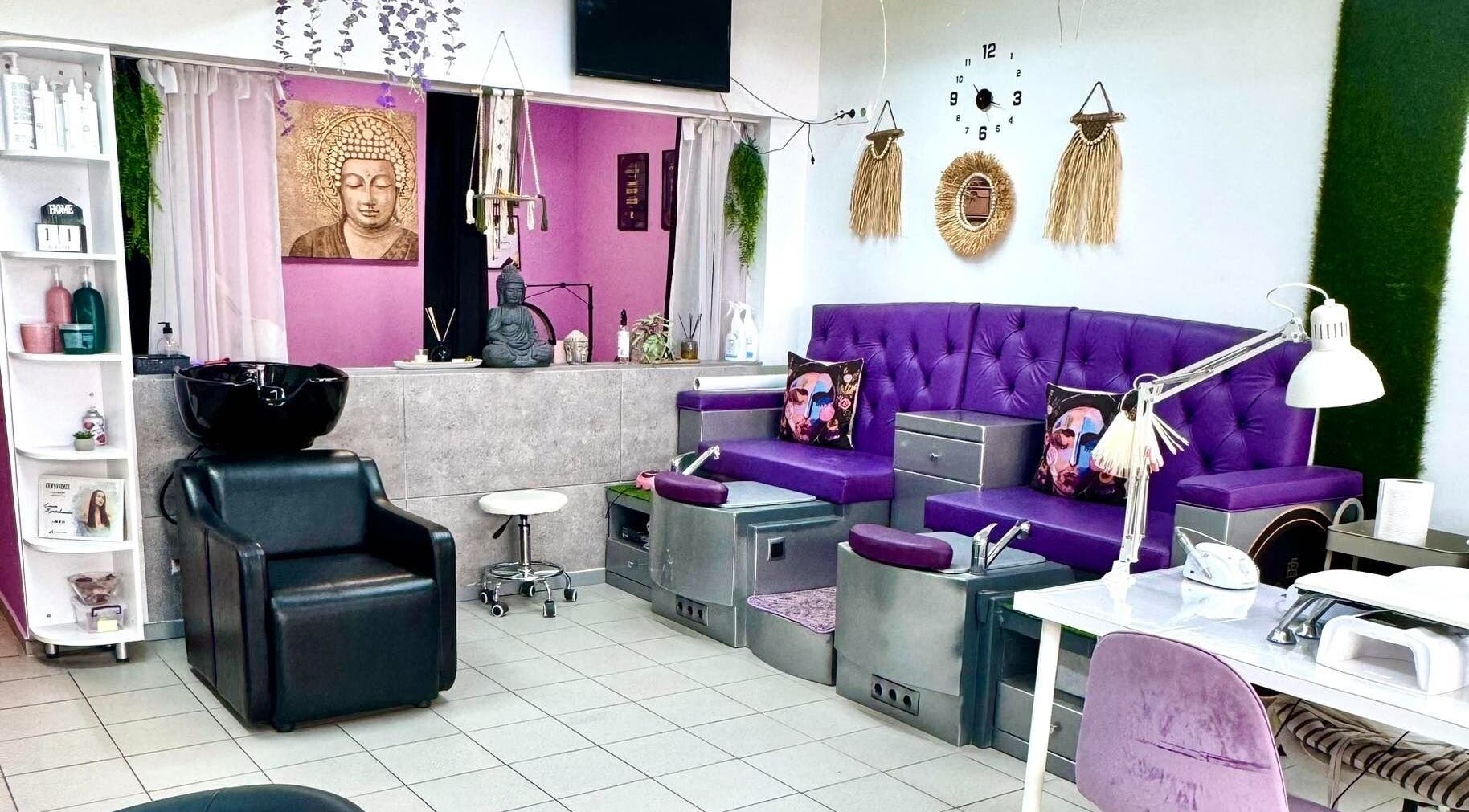 Интериор на Re-Start Beauty в София, Област София, BG, със стилен будистки декор и модерни мебели.