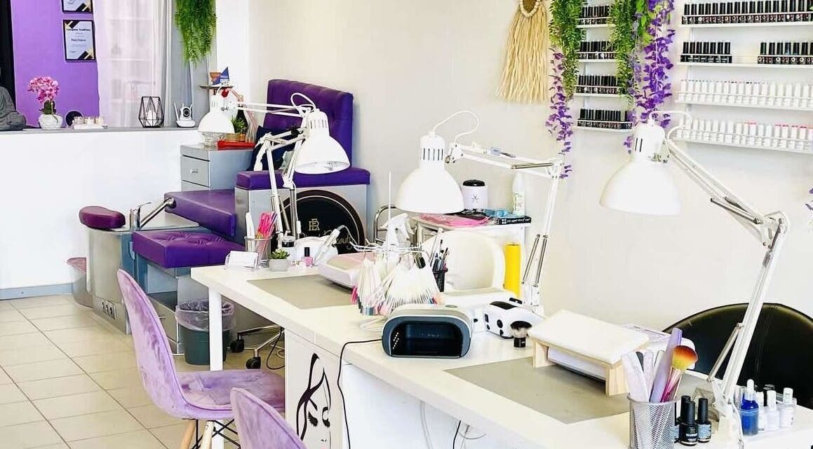 Модерен интериор на Re-Start Beauty, София, Област София, BG с оборудване за маникюр и педикюр.