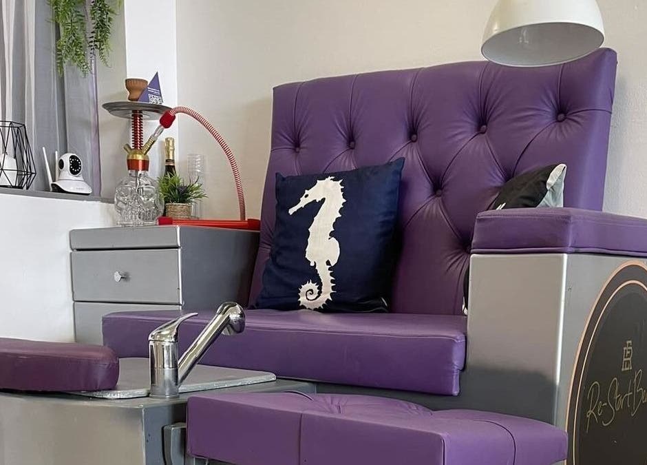 Стилно лилаво кресло за процедури в Re-Start Beauty, София, Област София, BG.