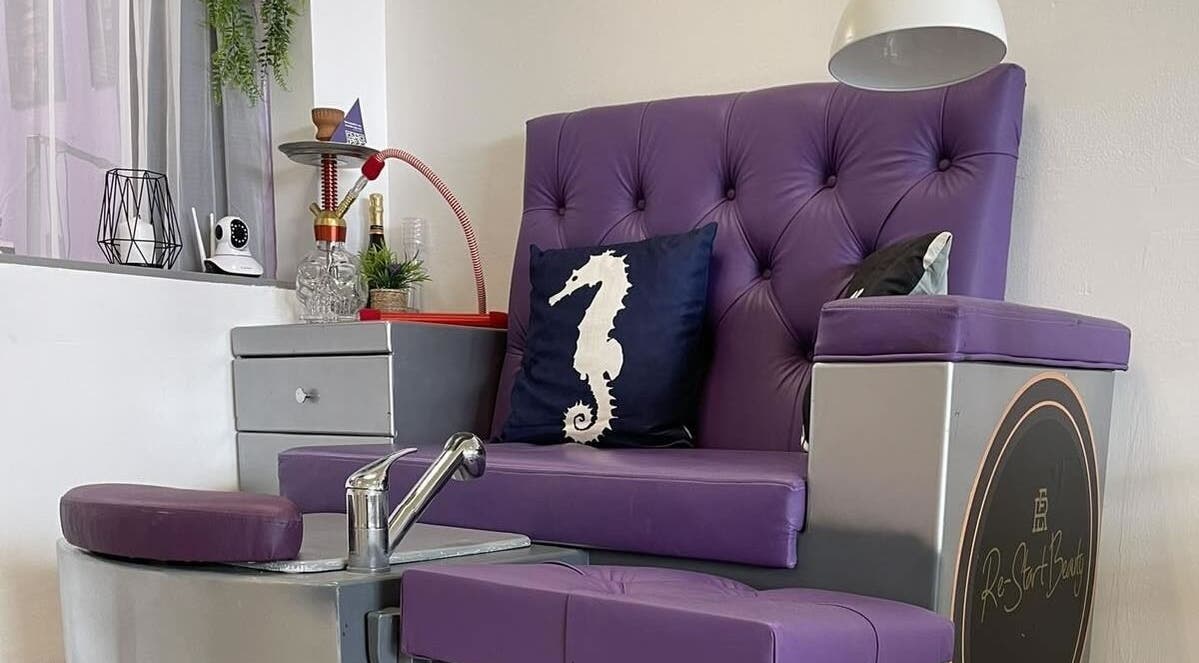 Стилно лилаво кресло за процедури в Re-Start Beauty, София, Област София, BG.
