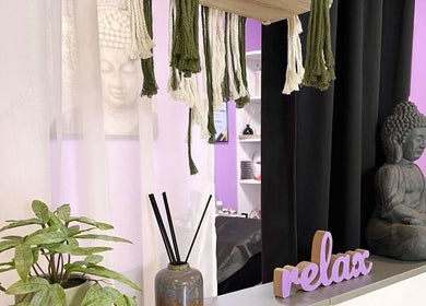 Декоративна статуя на Буда в Re-Start Beauty, София, Област София, BG, създава спокойна атмосфера.