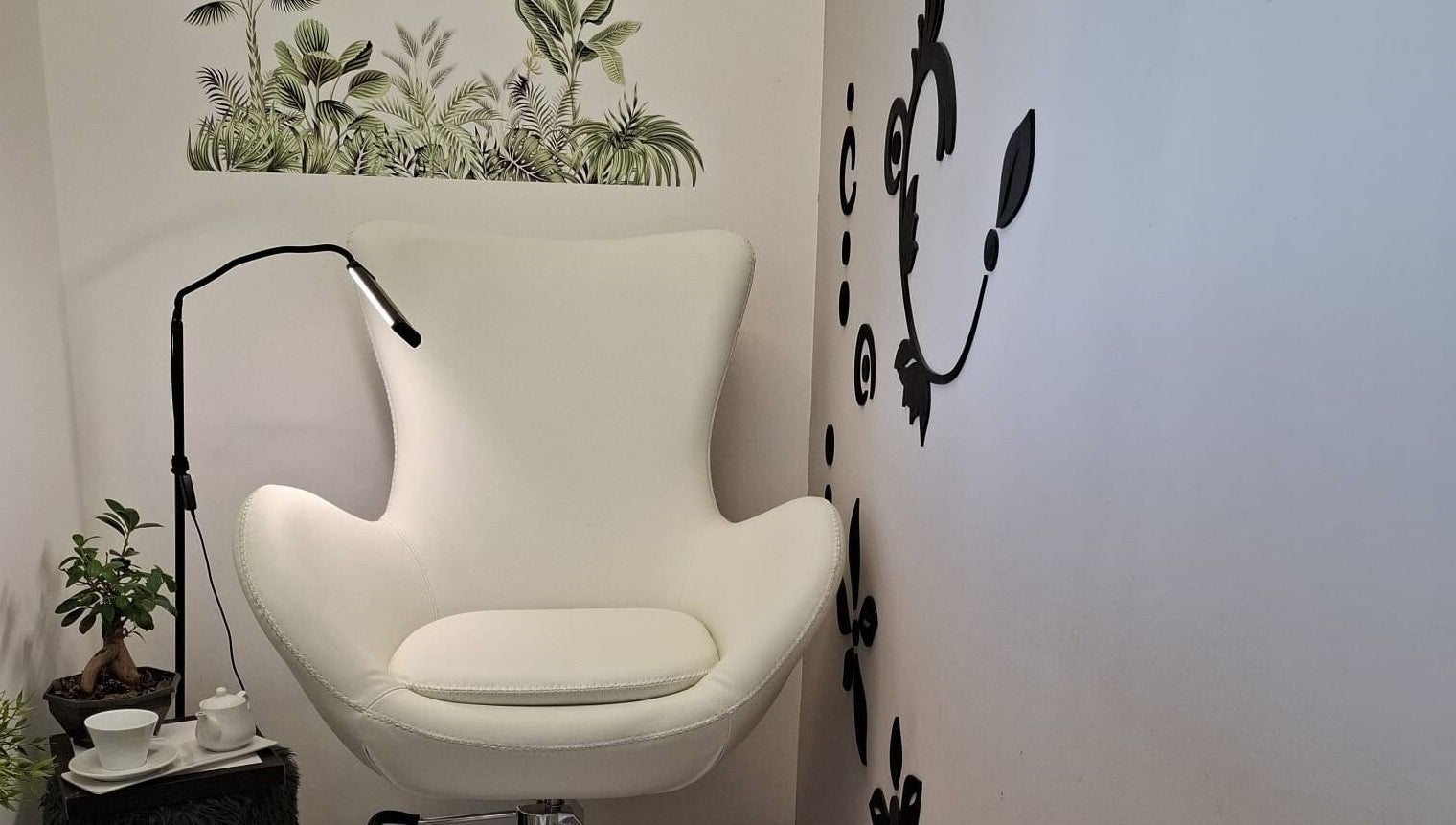 Accogliente angolo relax con poltrona bianca al centro estetico lia bagnera s.r.l.s., Palermo, Sicilia, IT.