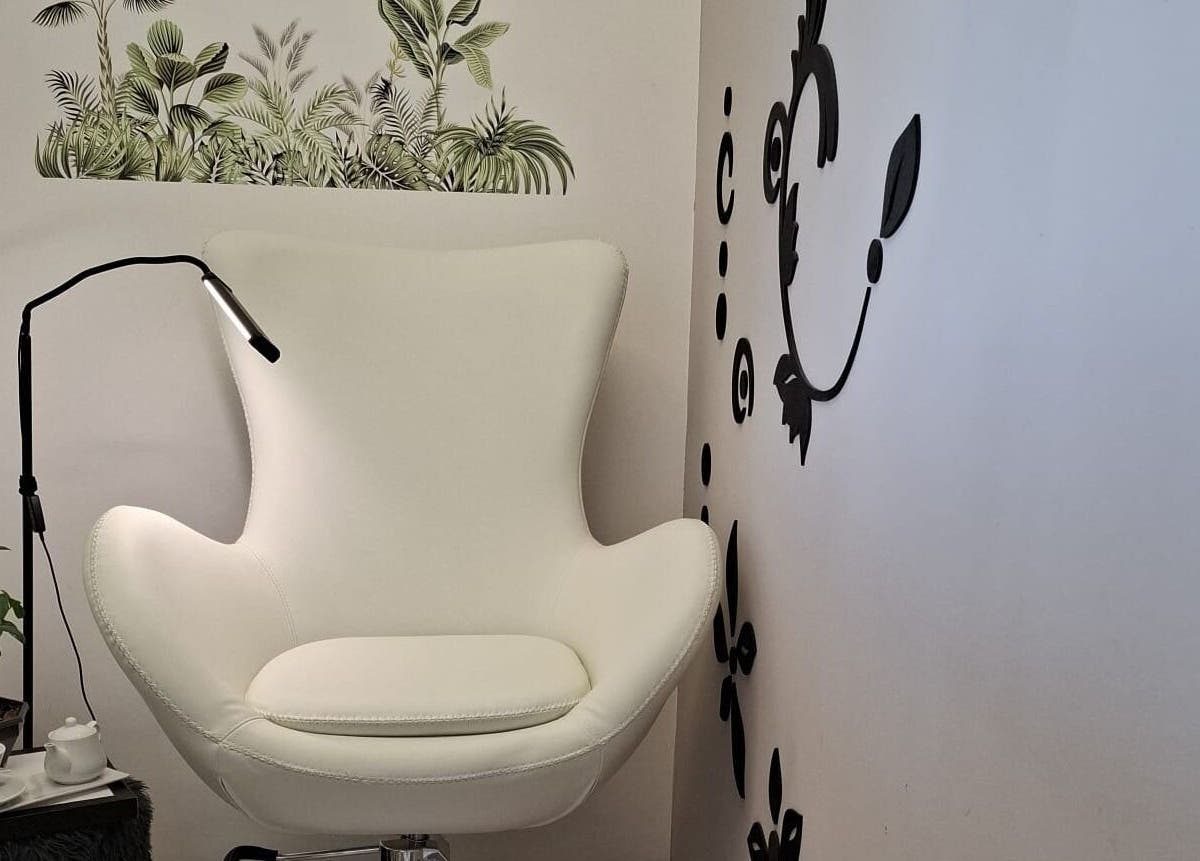 Accogliente angolo relax con poltrona bianca al centro estetico lia bagnera s.r.l.s., Palermo, Sicilia, IT.