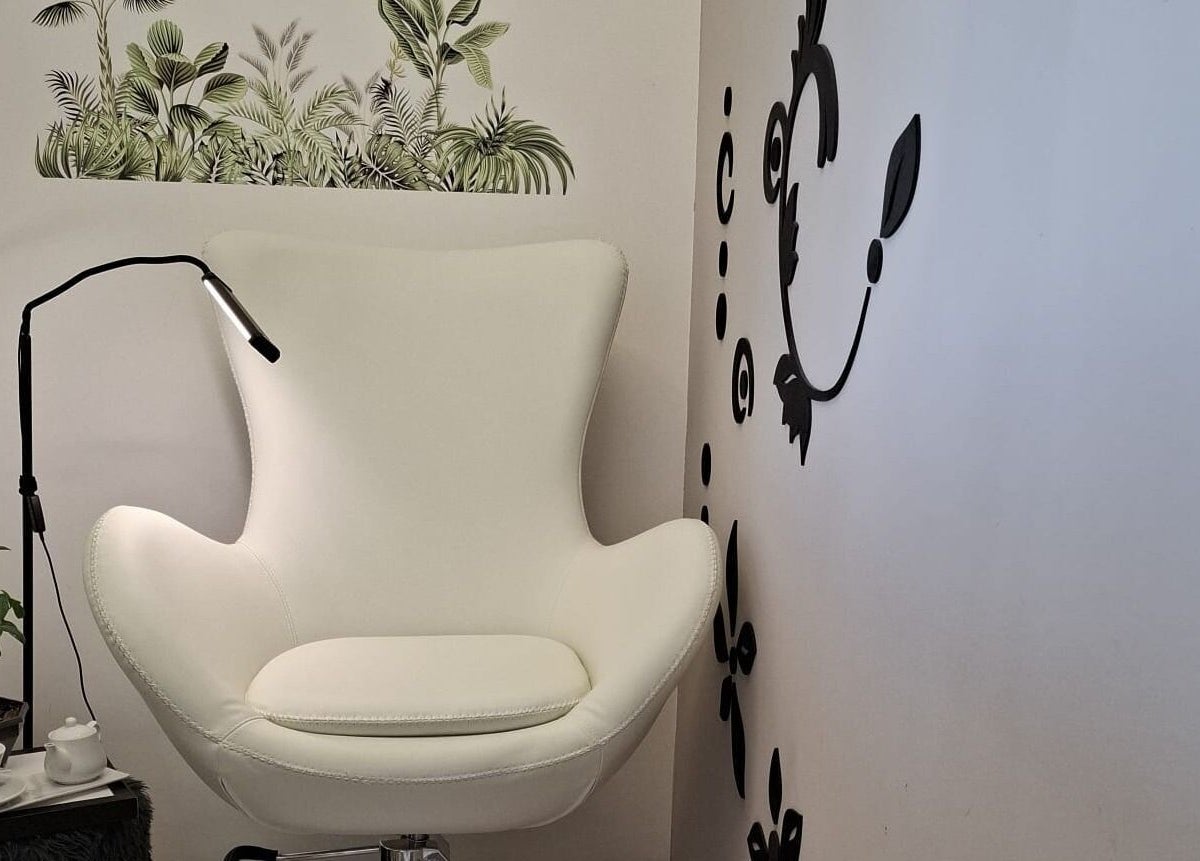 Accogliente angolo relax con poltrona bianca al centro estetico lia bagnera s.r.l.s., Palermo, Sicilia, IT.