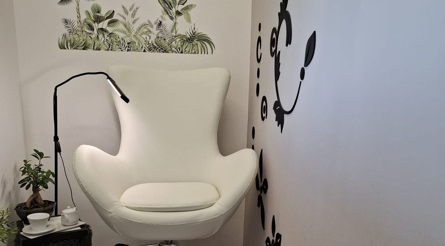 Accogliente angolo relax con poltrona bianca al centro estetico lia bagnera s.r.l.s., Palermo, Sicilia, IT.