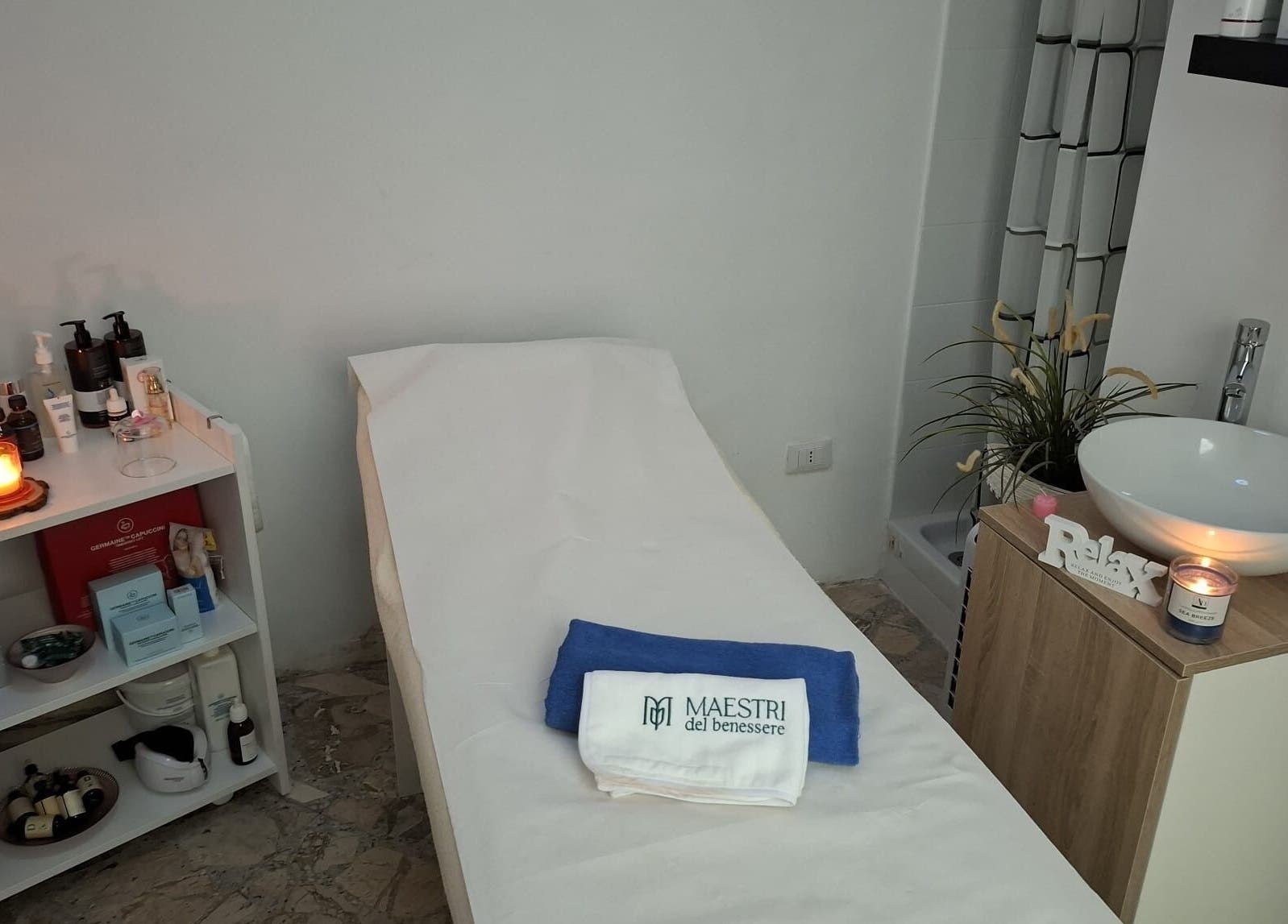 Sala trattamento presso centro estetico lia bagnera s.r.l.s. a Palermo, Sicilia, IT con letto e candele rilassanti.