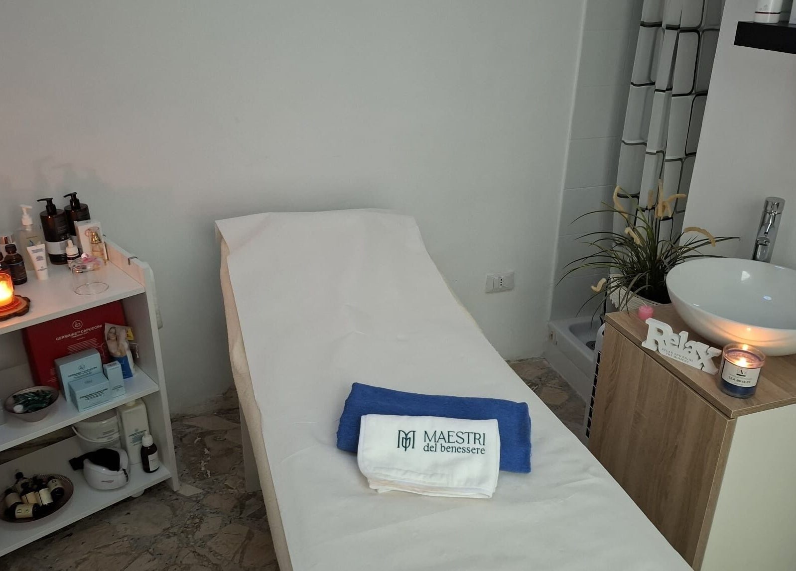 Sala trattamento presso centro estetico lia bagnera s.r.l.s. a Palermo, Sicilia, IT con letto e candele rilassanti.