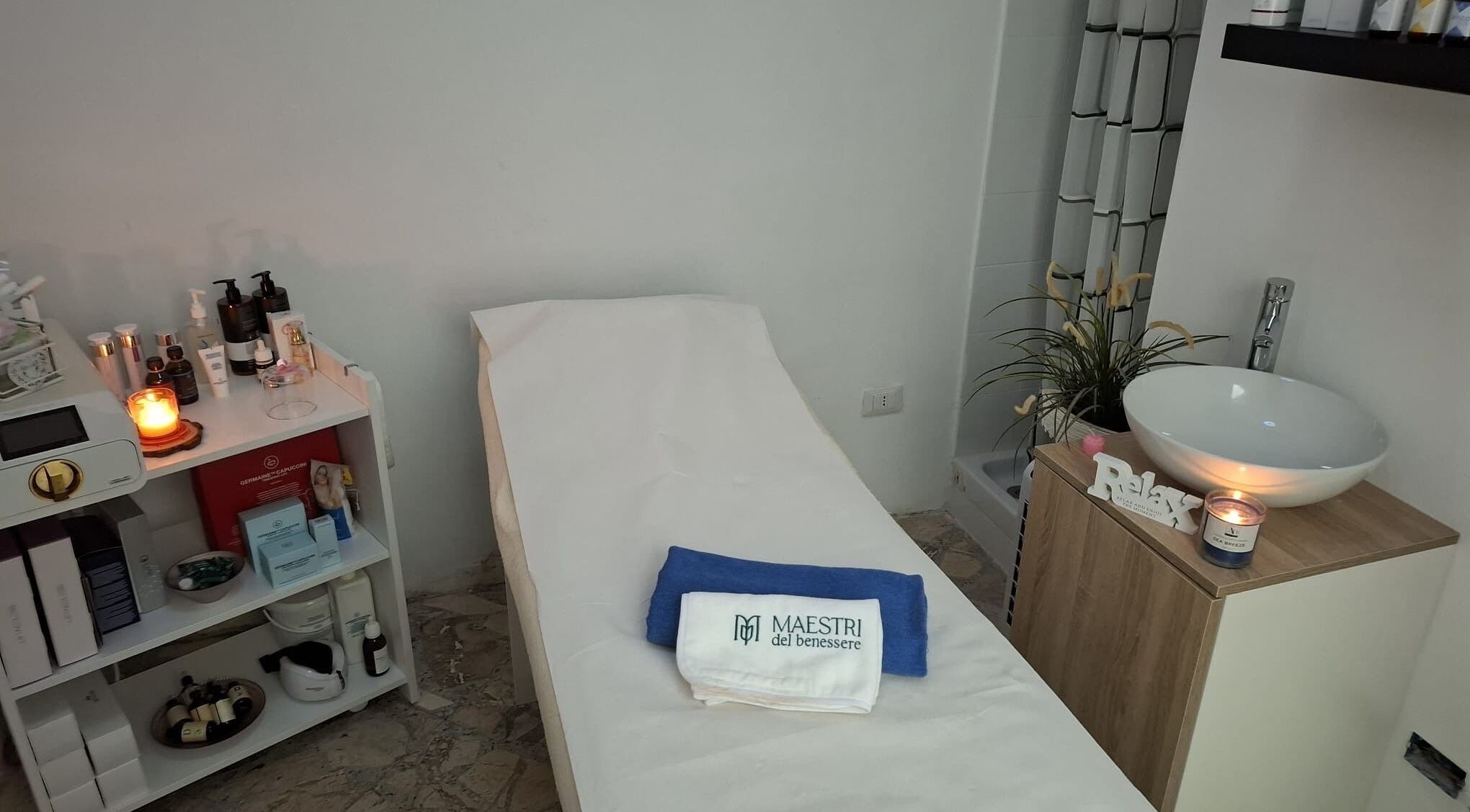 Sala trattamento presso centro estetico lia bagnera s.r.l.s. a Palermo, Sicilia, IT con letto e candele rilassanti.