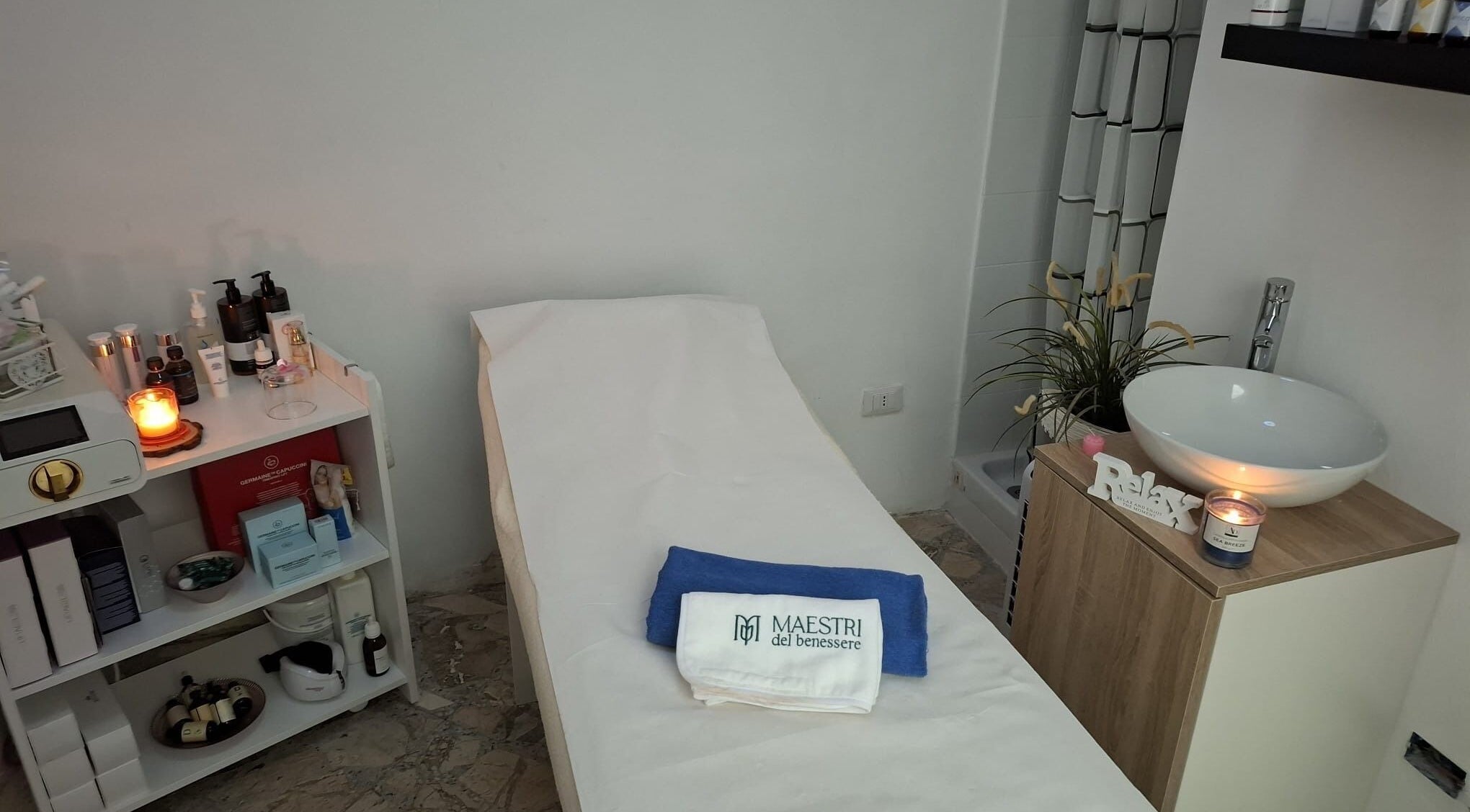 Sala trattamento presso centro estetico lia bagnera s.r.l.s. a Palermo, Sicilia, IT con letto e candele rilassanti.