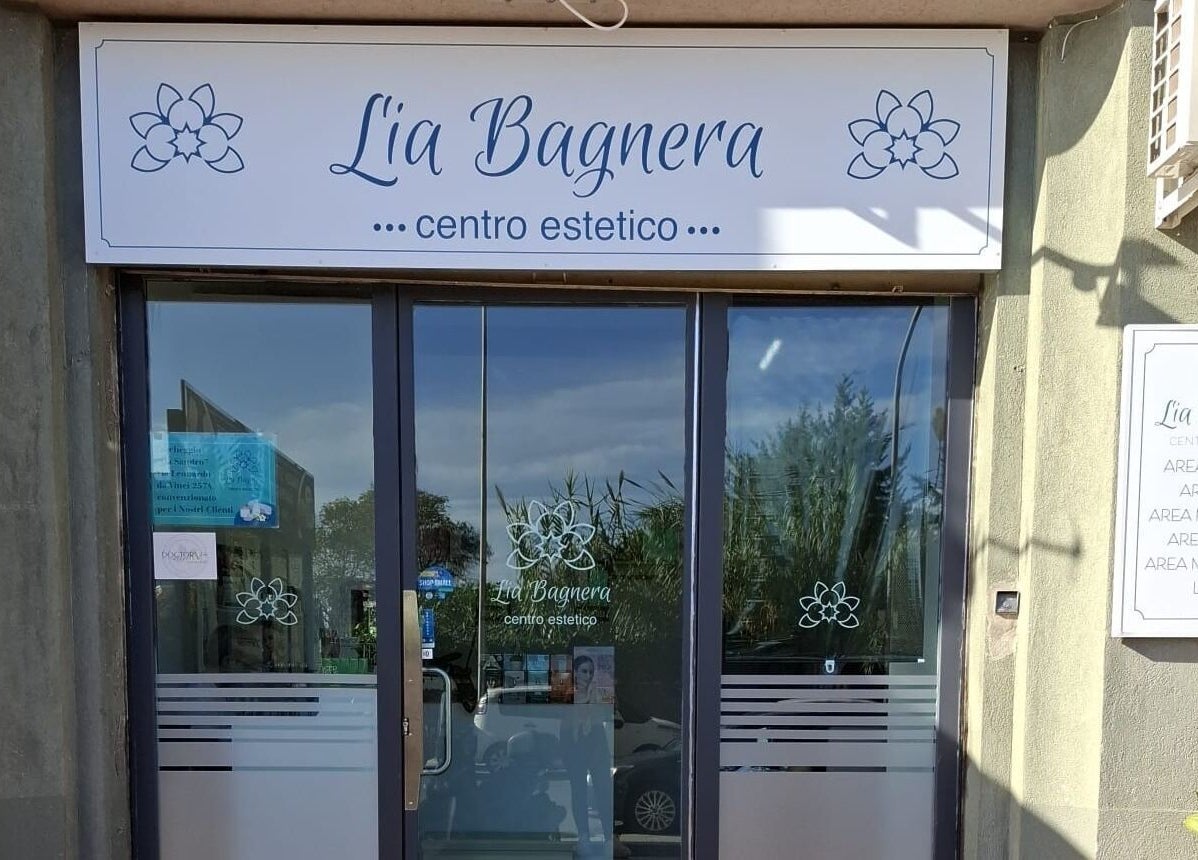 Ingresso del centro estetico lia bagnera s.r.l.s. a Palermo, Sicilia, IT con il logo e i servizi elencati.