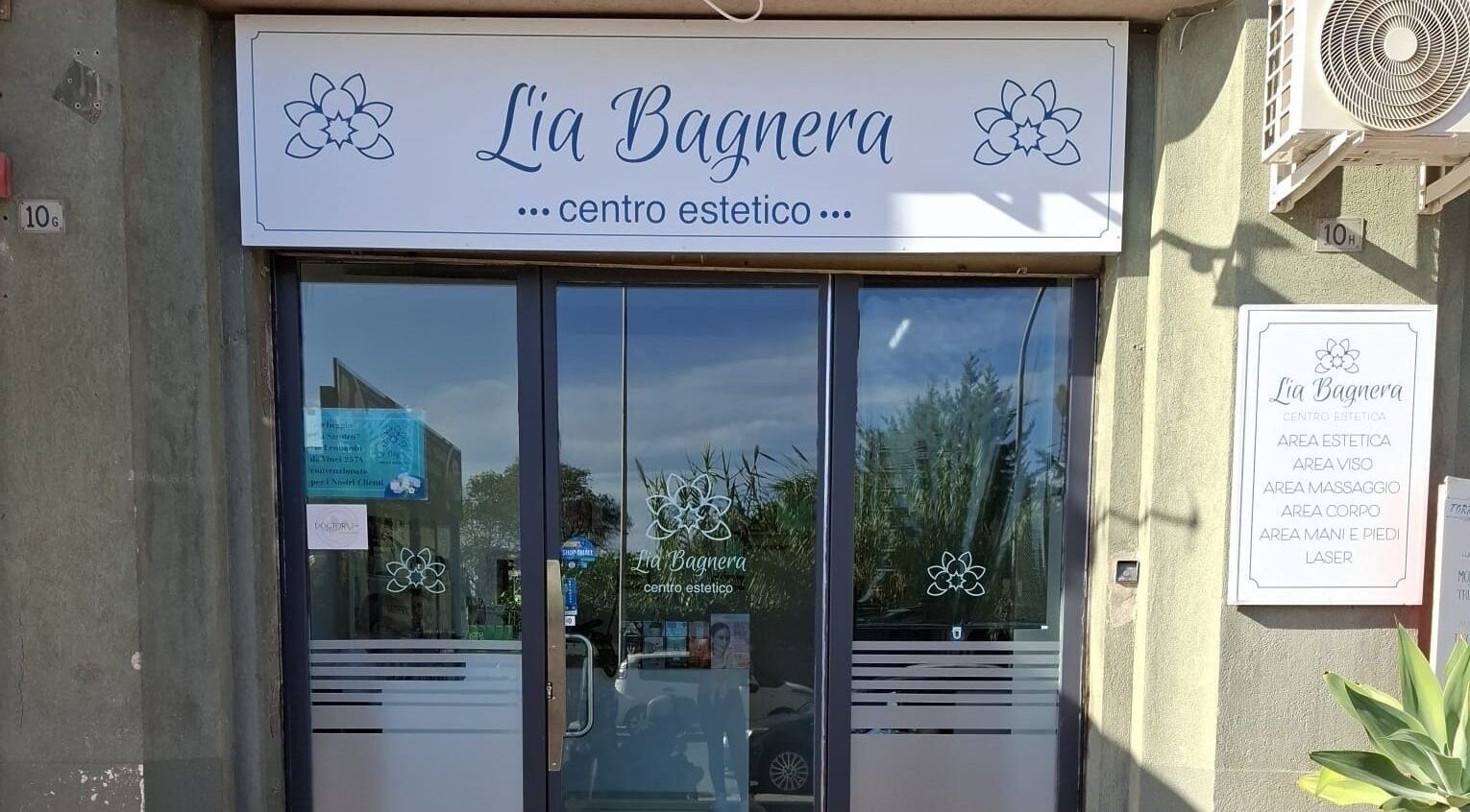 Ingresso del centro estetico lia bagnera s.r.l.s. a Palermo, Sicilia, IT con il logo e i servizi elencati.