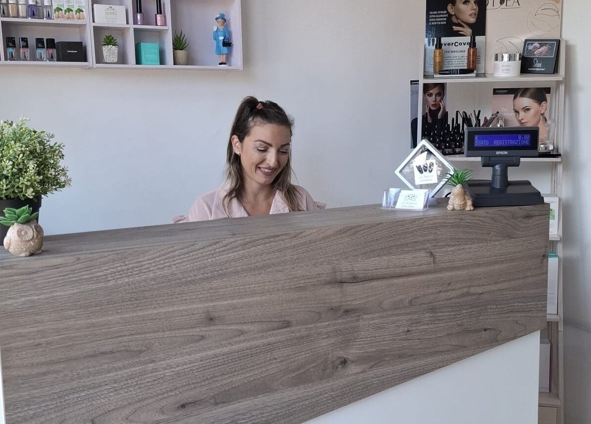 Reception luminosa di centro estetico lia bagnera s,r.l.s. a Palermo, Sicilia, IT con personale sorridente.