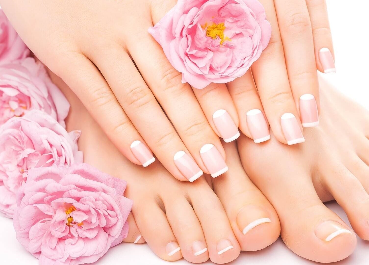 Manicure elegante con fiori rosa presso centro estetico lia bagnera s.r.l.s., Palermo, Sicilia, IT.