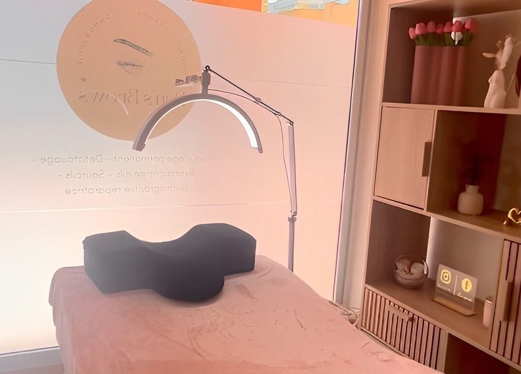 Intérieur paisible de Pau’s Brows à Sainte-maxime, Provence-alpes-côte d'azur, FR avec lit de soin et décoration élégante.