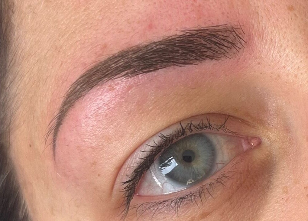 Sourcil parfaitement sculpté chez Pau's Brows, Sainte-Maxime, Provence-Alpes-Côte d'Azur, FR.
