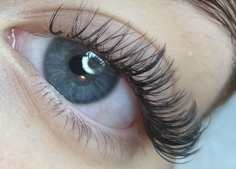 Extension de cils à Pau’s Brows, Sainte-Maxime, Provence-Alpes-Côte d'Azur, FR, rehaussant un œil bleu.