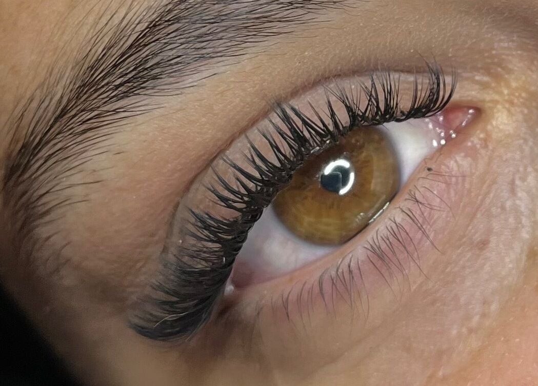 Gros plan d'un œil avec cils allongés à Pau’s Brows, Sainte-maxime, Provence-alpes-côte D'azur, FR.