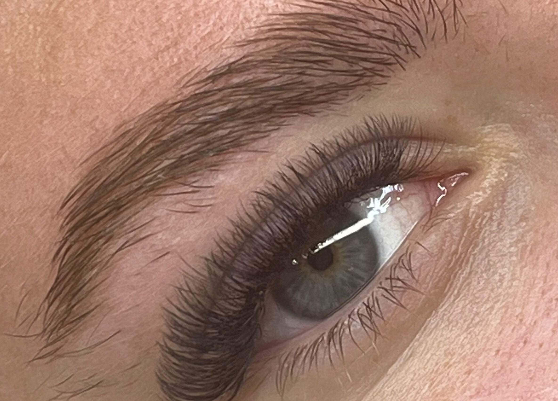 Close-up d'un sourcil parfaitement stylisé chez Pau’s Brows, Sainte-Maxime, Provence-Alpes-Côte D'azur, FR.