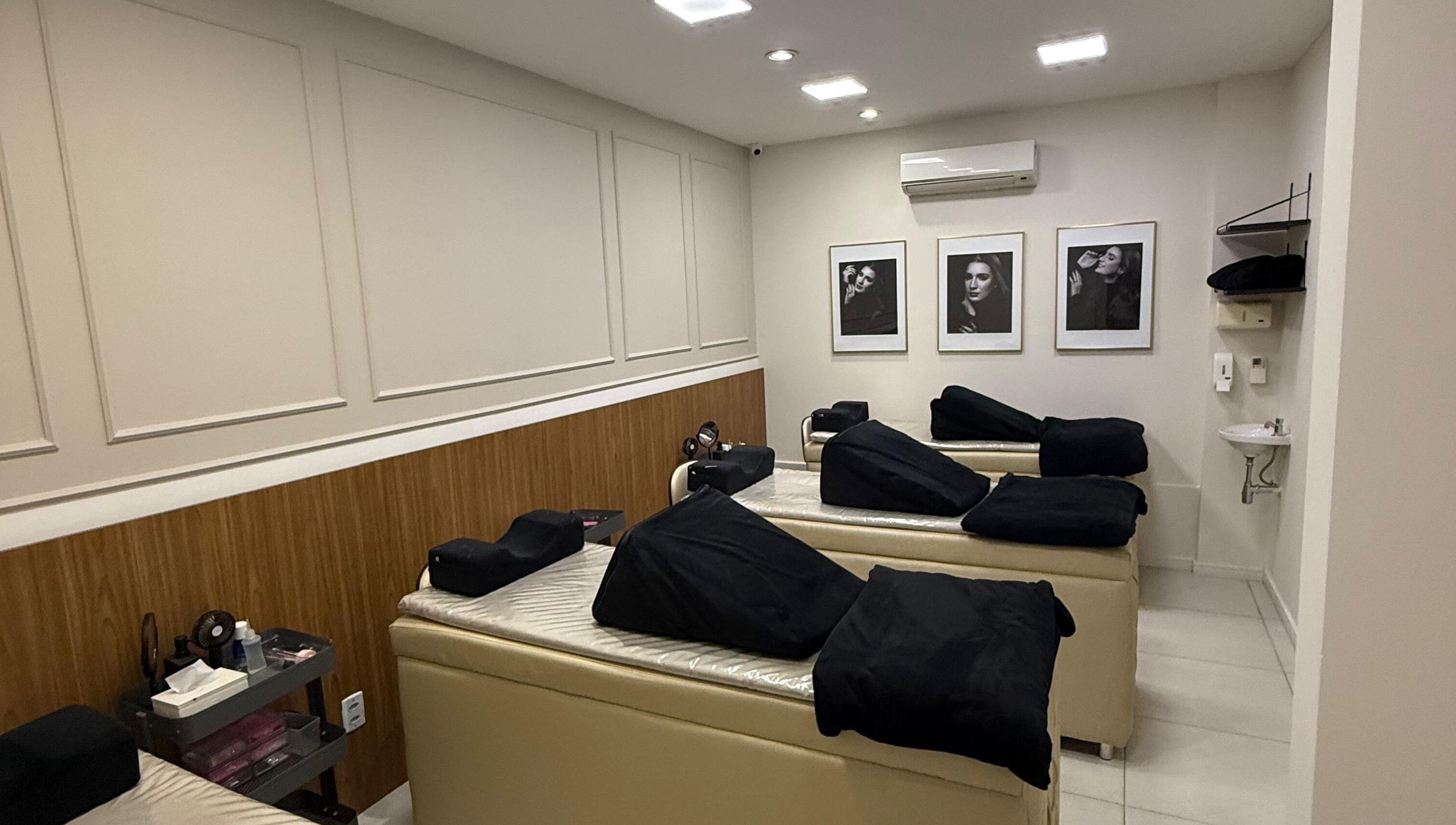 Sala de tratamento Glam Lashes em Espírito Santo, Espírito Santo, BR com poltronas confortáveis.