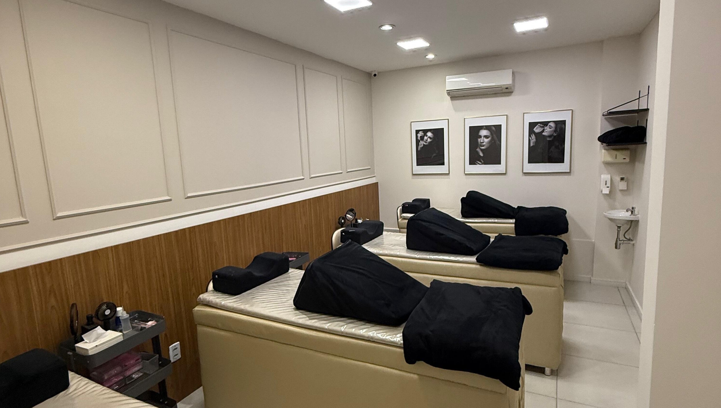 Sala de tratamento Glam Lashes em Espírito Santo, Espírito Santo, BR com poltronas confortáveis.