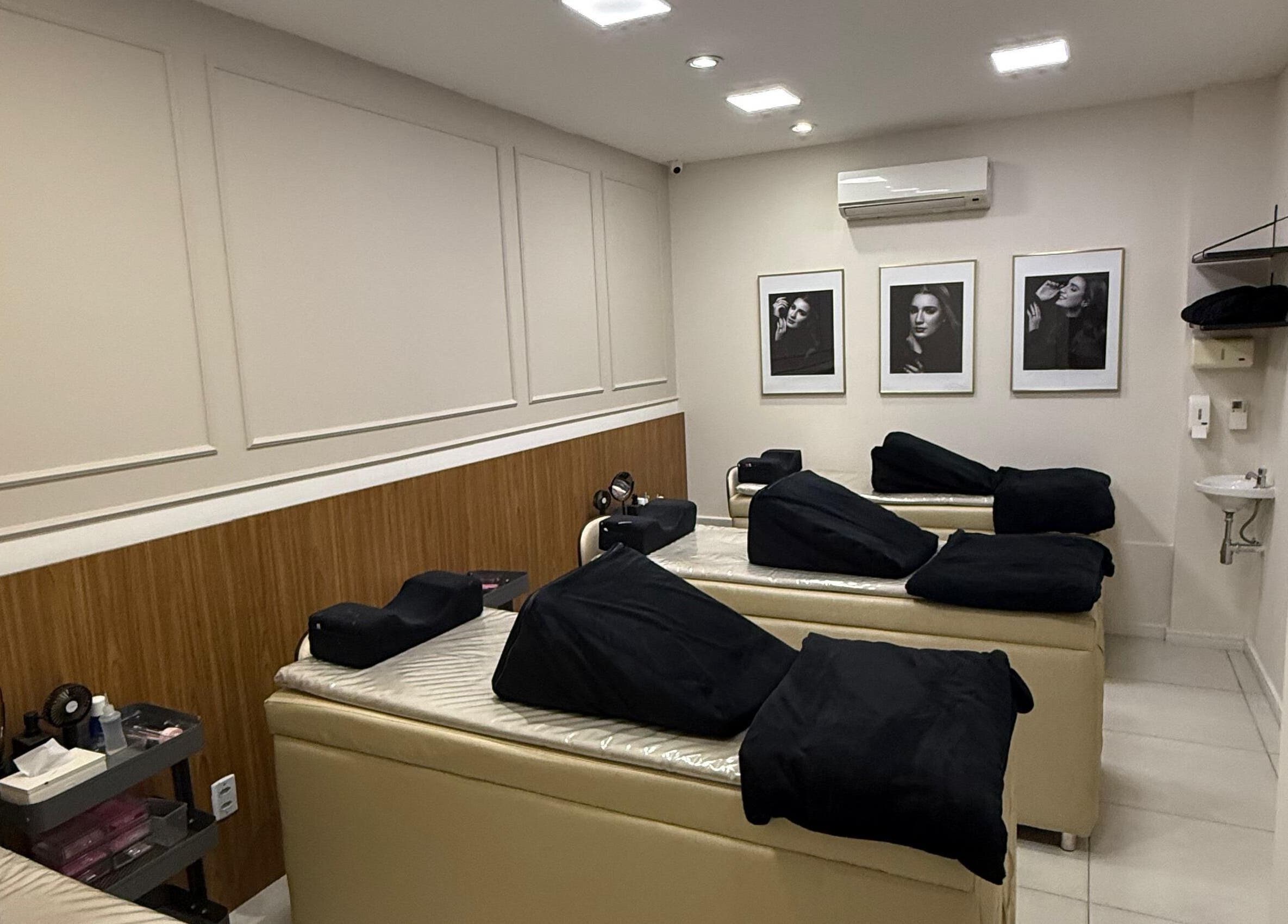 Sala de tratamento Glam Lashes em Espírito Santo, Espírito Santo, BR com poltronas confortáveis.