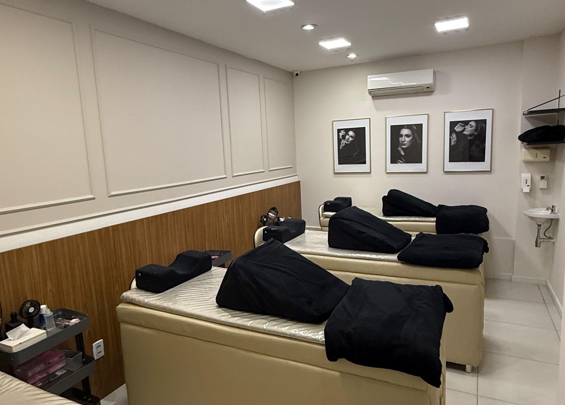 Sala de tratamento Glam Lashes em Espírito Santo, Espírito Santo, BR com poltronas confortáveis.