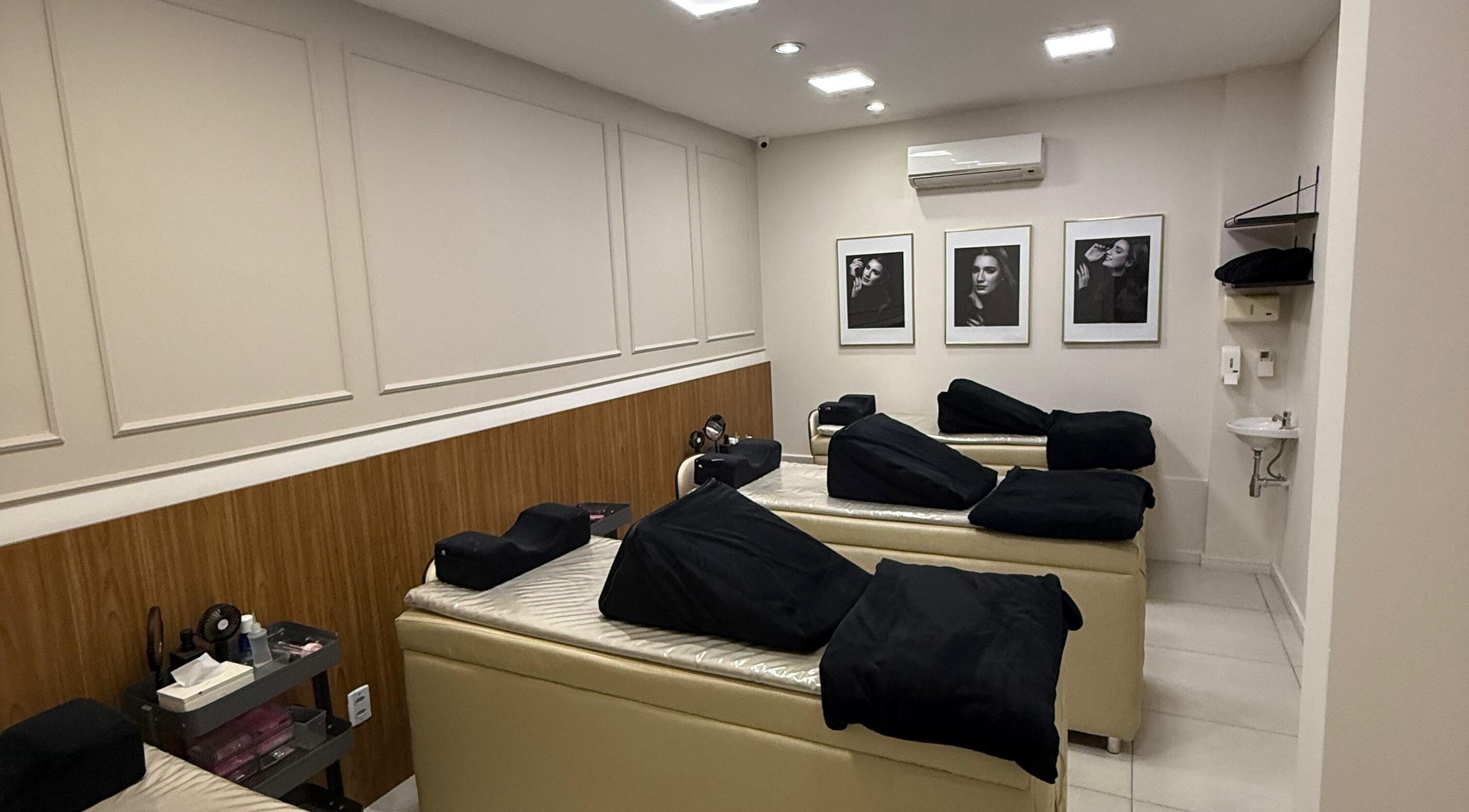 Sala de tratamento Glam Lashes em Espírito Santo, Espírito Santo, BR com poltronas confortáveis.