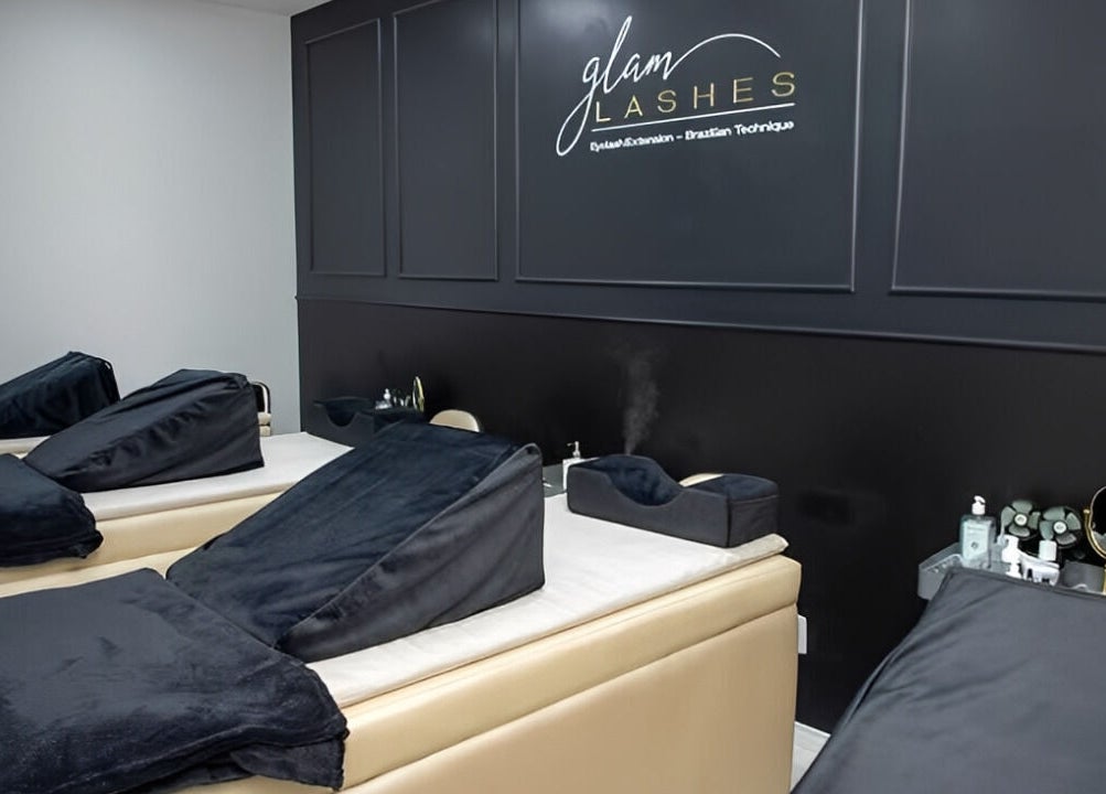 Sala Glam Lashes em Espírito Santo, Brasil, destacando camas confortáveis e ambiente acolhedor.