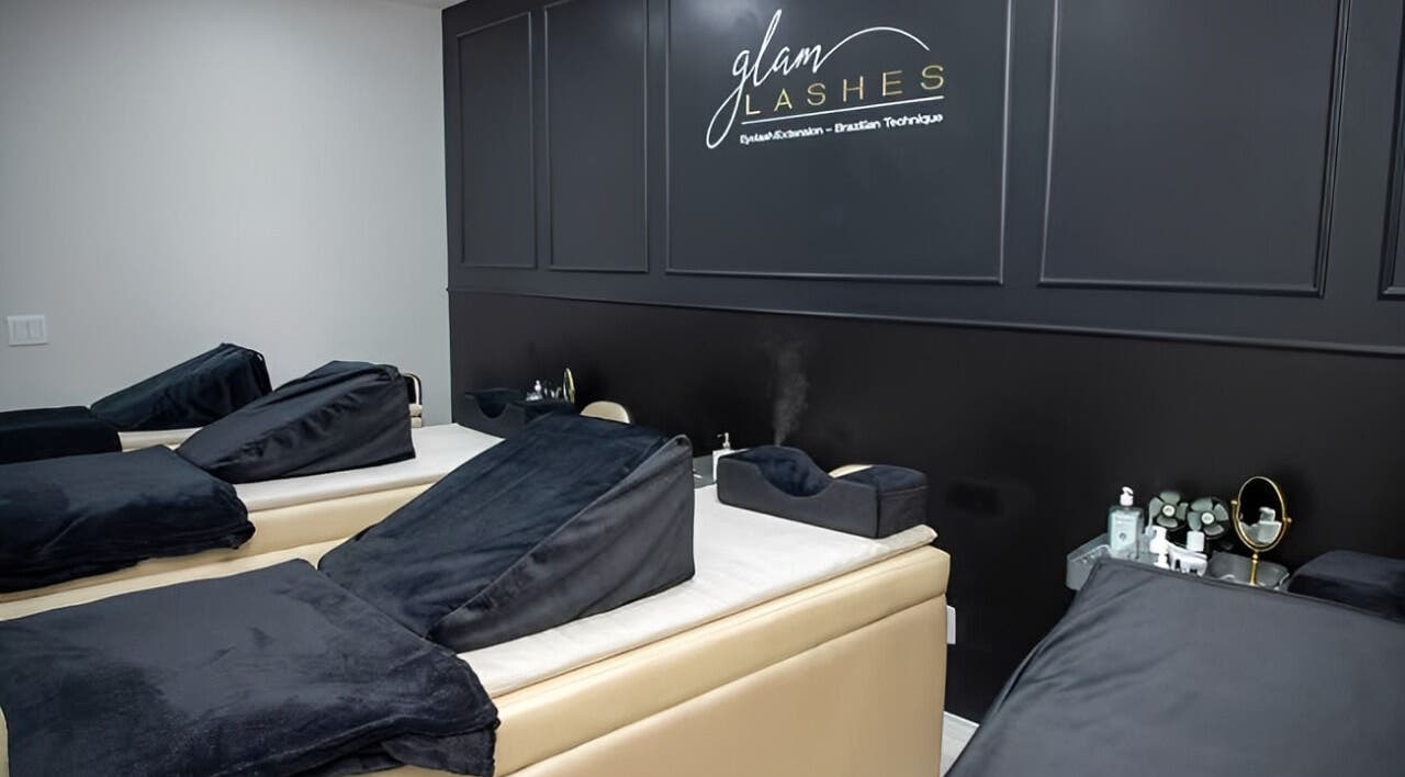Sala Glam Lashes em Espírito Santo, Brasil, destacando camas confortáveis e ambiente acolhedor.