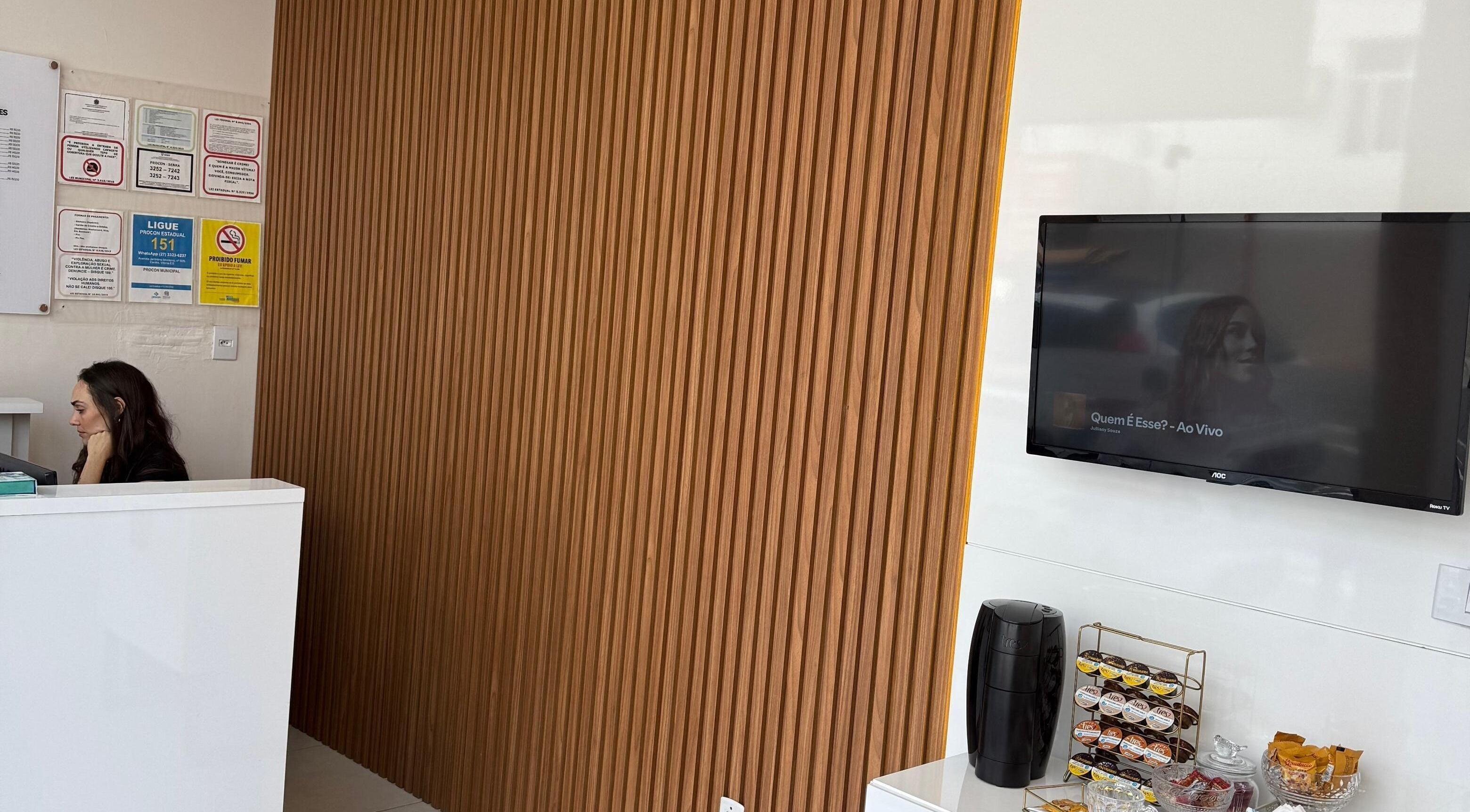 Recepção da Glam Lashes com decoração moderna em Espírito Santo, Espírito Santo, BR.