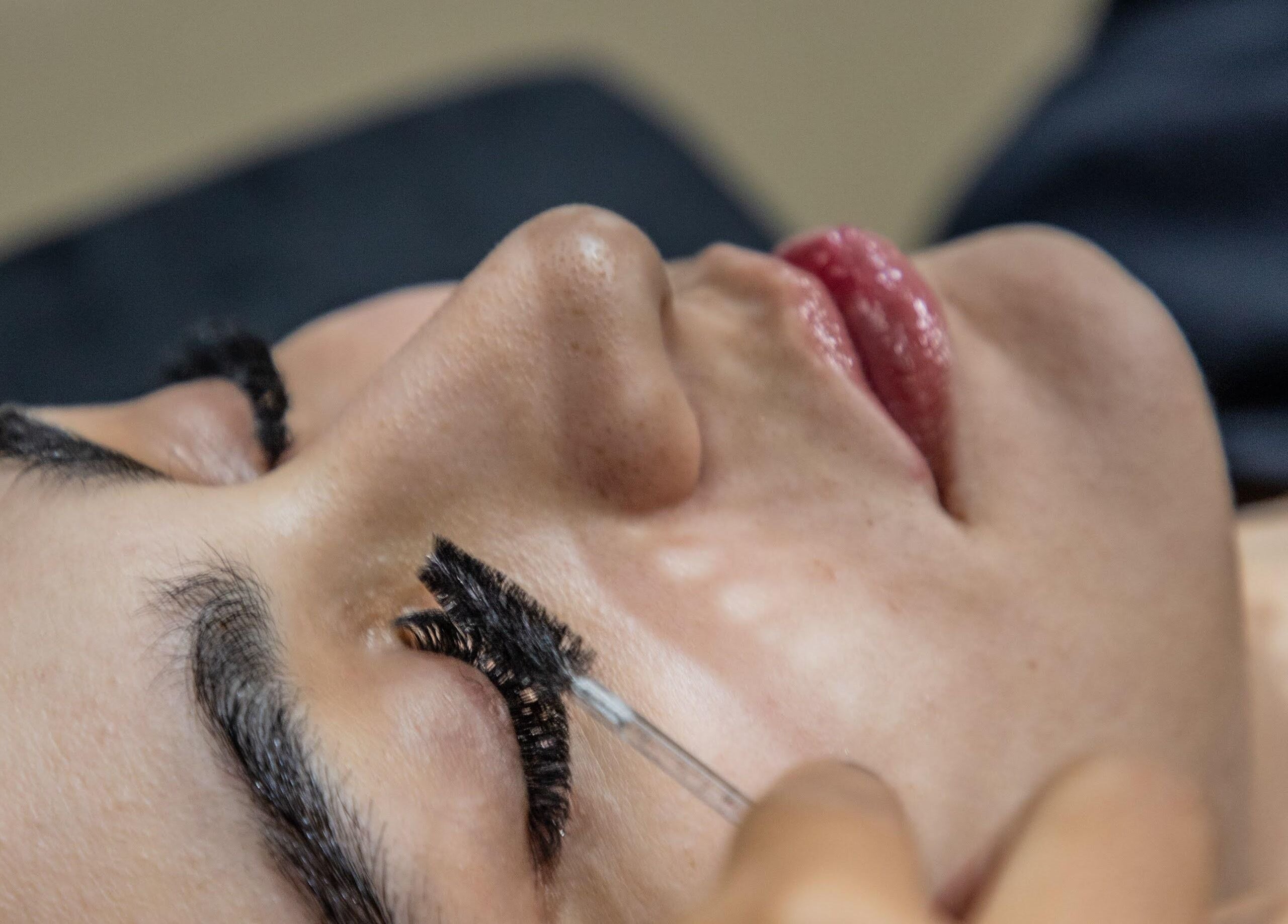 Aplicação de cílios no Glam Lashes, Espírito Santo, BR. Experimente beleza e precisão.