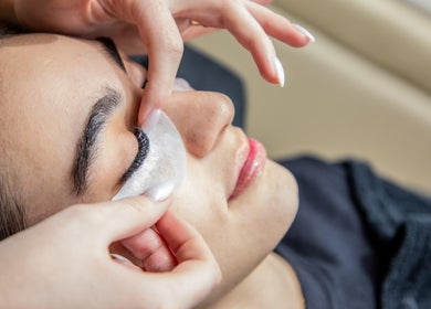 Aplicação de cílios no Glam Lashes em Espírito Santo, BR. Serviço de beleza e bem-estar.