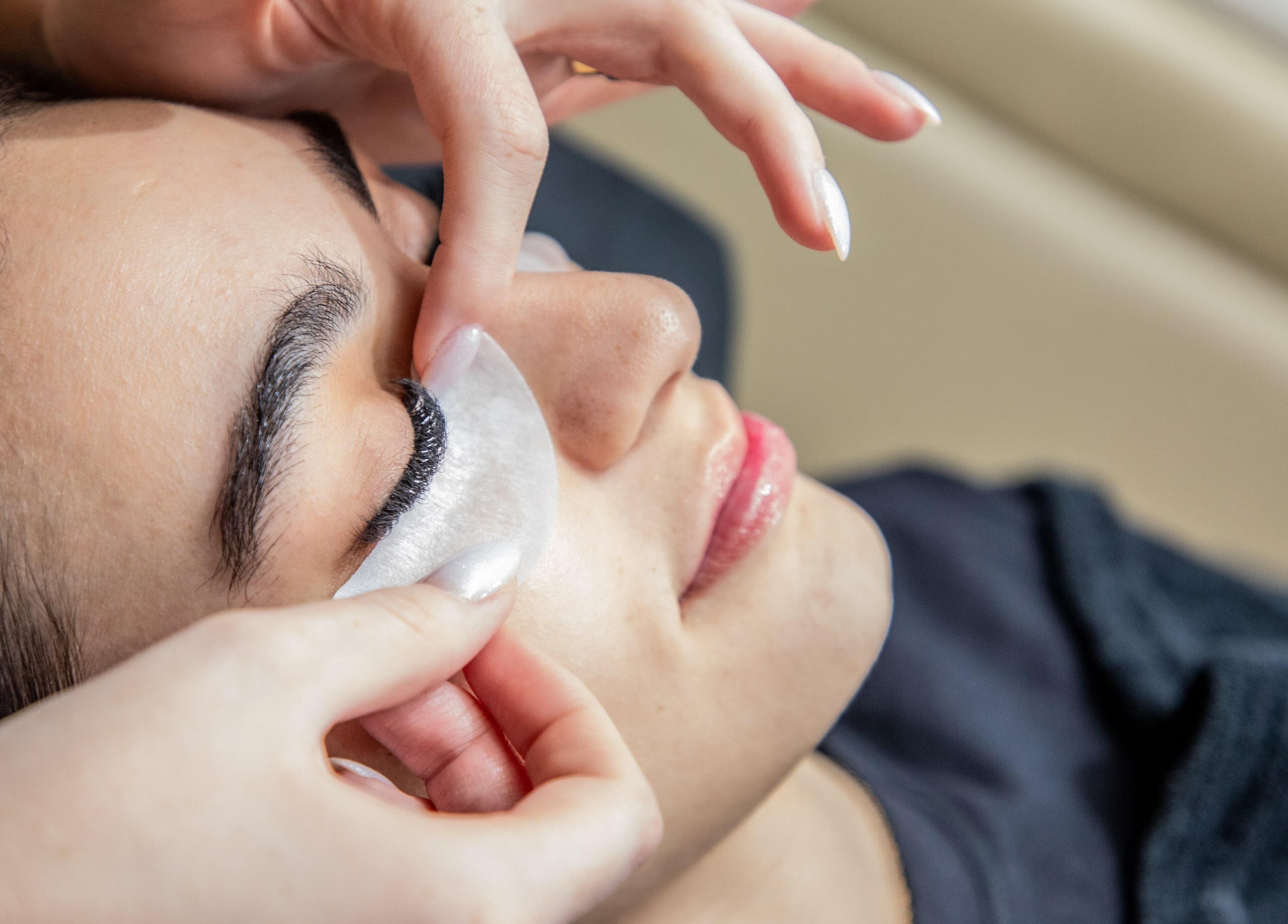 Aplicação de cílios no Glam Lashes em Espírito Santo, BR. Serviço de beleza e bem-estar.