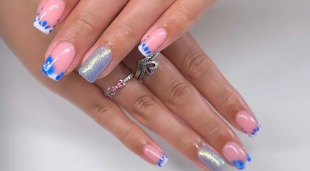Elegant blue and pink nail art at Geeleigh Beauty Bar, Reading, England, GB.